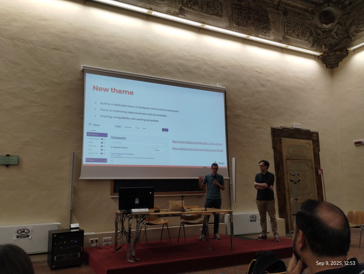 Frontend developers en una conferencia de CKAN